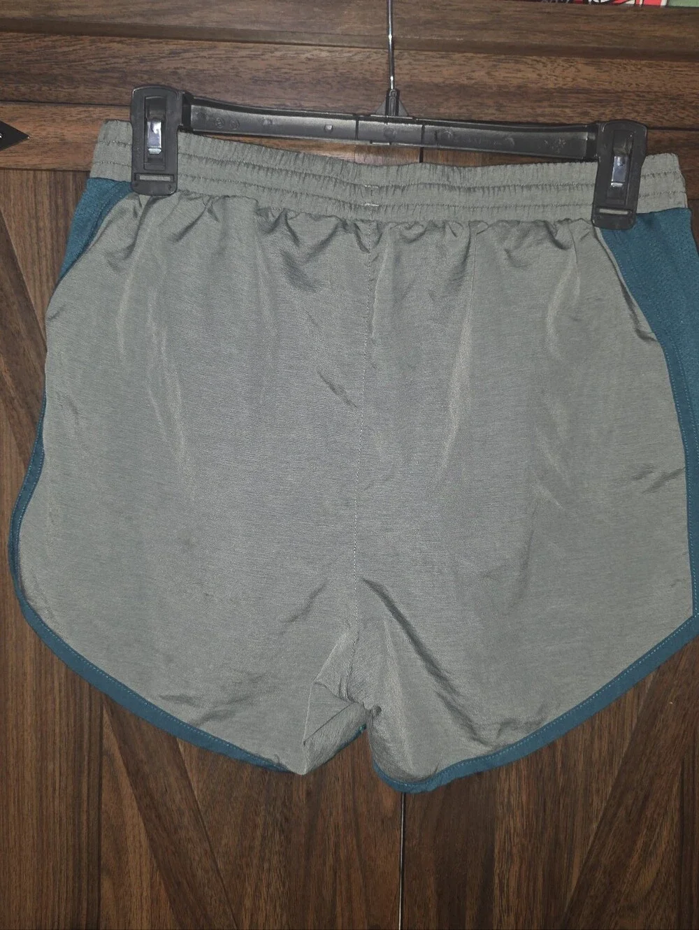 Women's Athletic UNDER ARMOUR Shorts ~~ Size Small